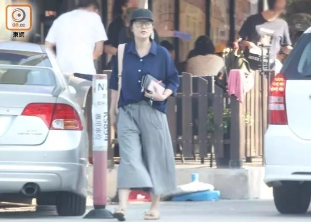 TVB女明星在路邊攤挑選衣服,一身休閒裝和素顏臉不會耍大牌!