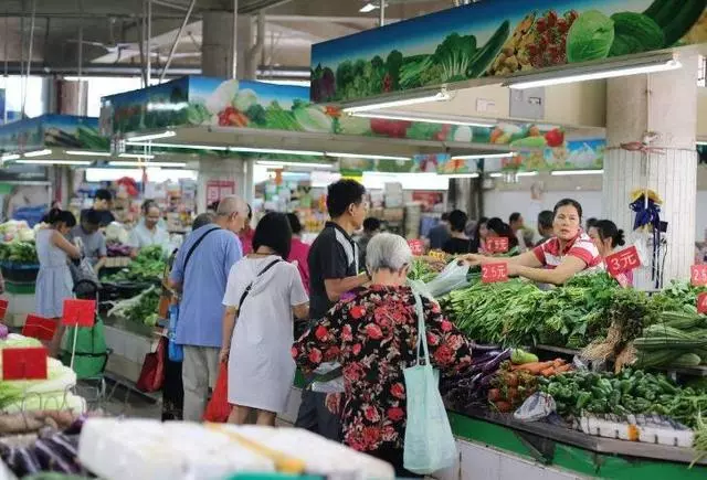 去菜市場竟撞見老公「親密挽著一個女人」!我偷偷跟過去,看清「那女人」後我愣了...