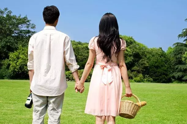 去菜市場竟撞見老公「親密挽著一個女人」!我偷偷跟過去,看清「那女人」後我愣了...