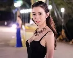 【麥明詩露●】明詩粒的是黑的?開live烏低身露●... (有片)