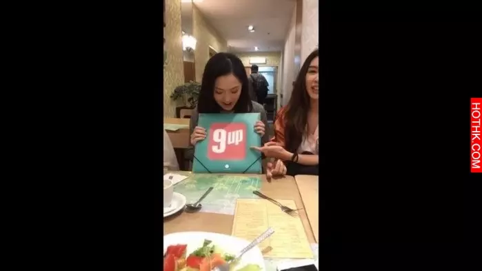 【麥明詩露●】明詩粒的是黑的?開live烏低身露●... (有片)
