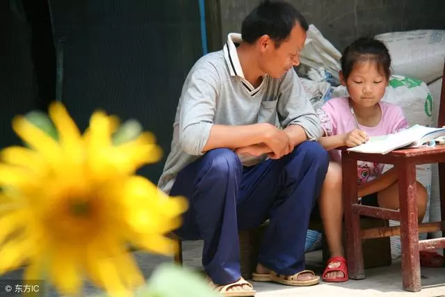 女兒,我們回家吧,雖然你不是我親閨女,但家裡還有你一套房