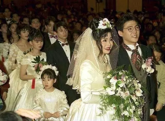 59歲姜育恆白髮蒼蒼與妻女同框,夫妻恩愛35年,23歲女兒亭亭玉立!