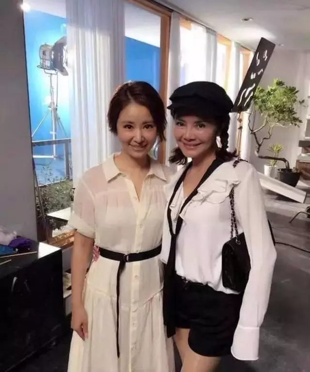 看了林心如的婆婆,再看楊冪的婆婆,兩人態度明眼人都能看出差距!