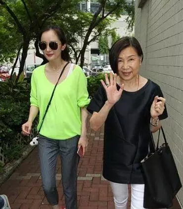 看了林心如的婆婆,再看楊冪的婆婆,兩人態度明眼人都能看出差距!