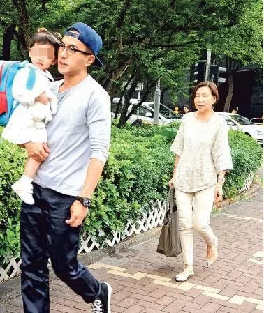 看了林心如的婆婆,再看楊冪的婆婆,兩人態度明眼人都能看出差距!