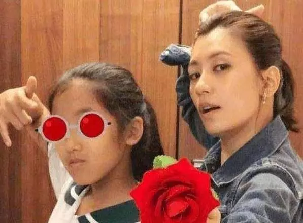 賈靜雯三個孩子,只為了前夫女兒梧桐妹心力交瘁!現如今令人十分羨慕!