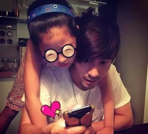 賈靜雯三個孩子,只為了前夫女兒梧桐妹心力交瘁!現如今令人十分羨慕!