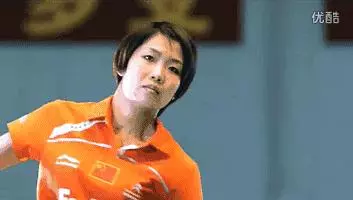 一起來看看正手發高遠球和短球的技術吧!