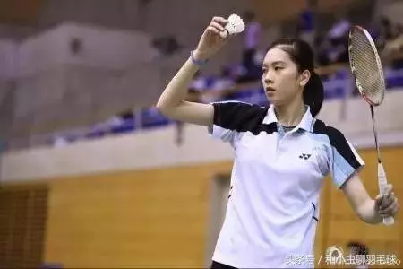 一起來看看正手發高遠球和短球的技術吧!