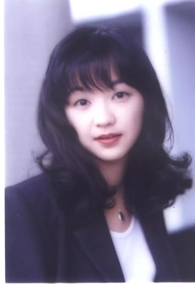 53歲陳慧嫻近照,與林憶蓮從學校斗到樂壇,和歌神的感情超越愛情!