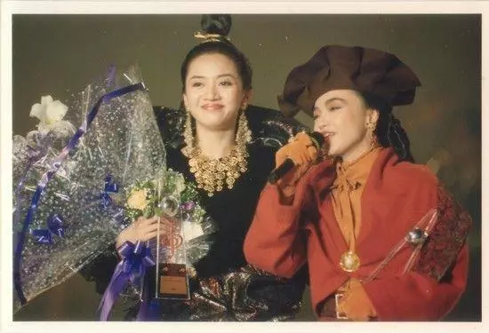 53歲陳慧嫻近照,與林憶蓮從學校斗到樂壇,和歌神的感情超越愛情!