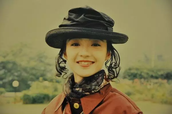 53歲陳慧嫻近照,與林憶蓮從學校斗到樂壇,和歌神的感情超越愛情!