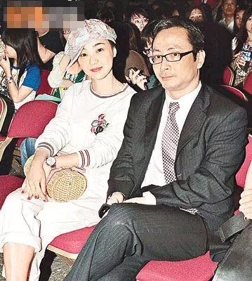 53歲陳慧嫻近照,與林憶蓮從學校斗到樂壇,和歌神的感情超越愛情!