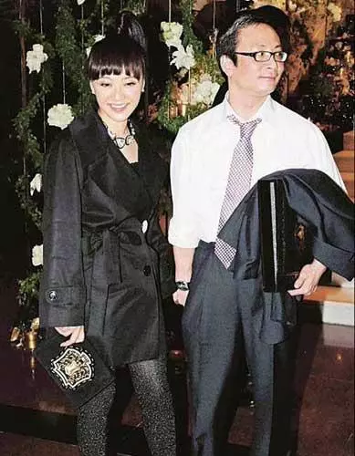 53歲陳慧嫻近照,與林憶蓮從學校斗到樂壇,和歌神的感情超越愛情!