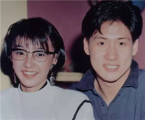 53歲陳慧嫻近照,與林憶蓮從學校斗到樂壇,和歌神的感情超越愛情!