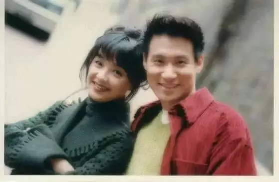53歲陳慧嫻近照,與林憶蓮從學校斗到樂壇,和歌神的感情超越愛情!