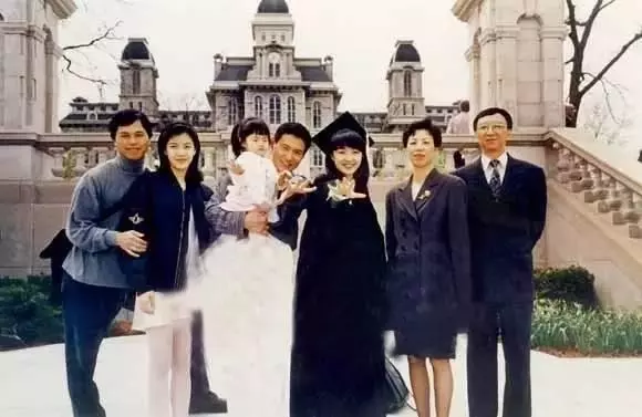 53歲陳慧嫻近照,與林憶蓮從學校斗到樂壇,和歌神的感情超越愛情!
