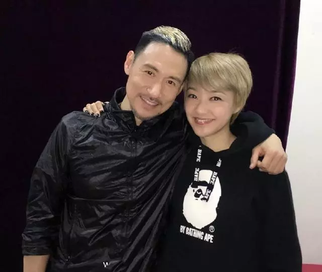 53歲陳慧嫻近照,與林憶蓮從學校斗到樂壇,和歌神的感情超越愛情!