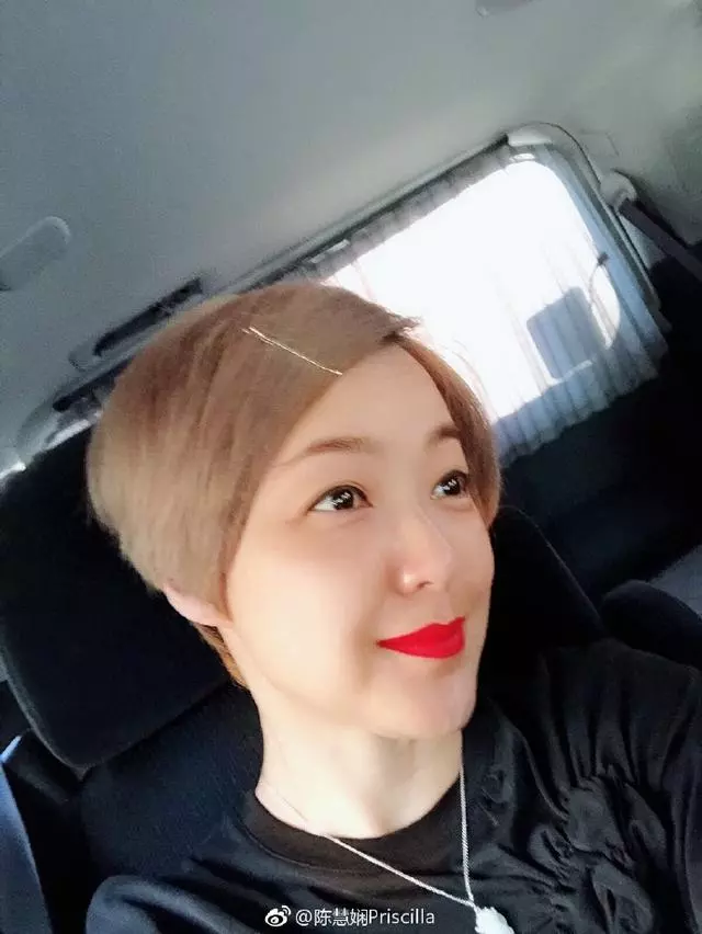 53歲陳慧嫻近照,與林憶蓮從學校斗到樂壇,和歌神的感情超越愛情!