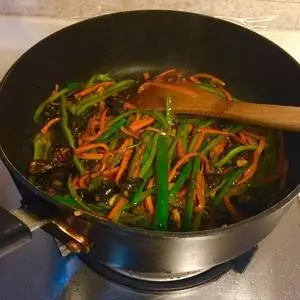 魚香肉絲做法簡單很,學會了不用去飯店吃了,配上米飯吃好極了