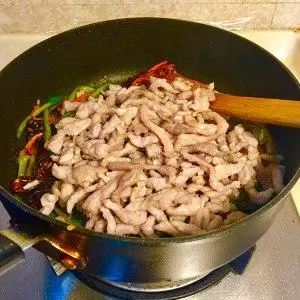 魚香肉絲做法簡單很,學會了不用去飯店吃了,配上米飯吃好極了
