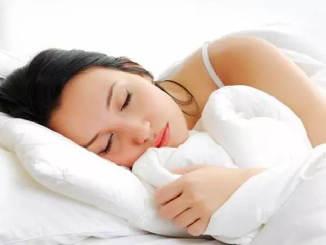 男子請母親吃飯,服務員嫌窮不樂意招待,小夥一番話竟讓經理免單
