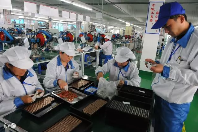 外出打工三年把錢全寄回家,打算回家團聚,可家裡卻多了個人