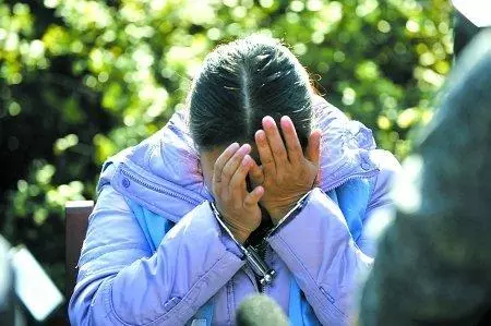 女子改嫁多年,前婆婆突然上門給她一筆錢,悄悄跟著回去後傻了眼