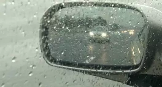 雨天開車玻璃和後視鏡都變得模糊,教你們一個百試百靈的法子