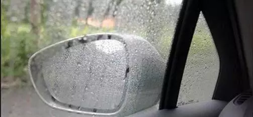 雨天開車玻璃和後視鏡都變得模糊,教你們一個百試百靈的法子
