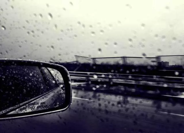 雨天開車玻璃和後視鏡都變得模糊,教你們一個百試百靈的法子