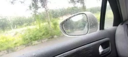 雨天開車玻璃和後視鏡都變得模糊,教你們一個百試百靈的法子