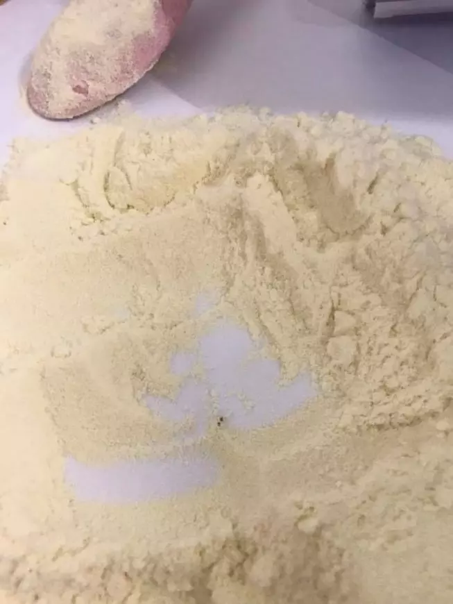 【父母們注意啦!】大馬知名品牌奶粉被爆出有蟑螂味!網友:打開一看,裡面超多蟲!