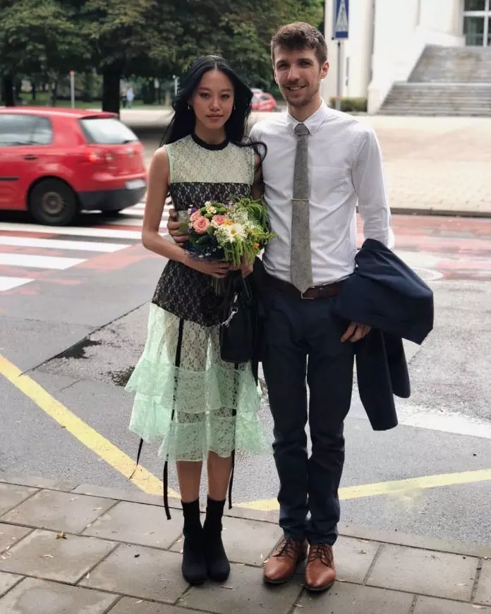 【老婆大有來頭!】檳城『姐弟騎腳車』壁畫家與27歲大馬名模結婚!