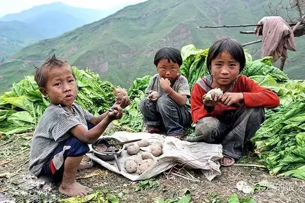 10歲Kampung男每日包萬粒雲吞賺錢養家!