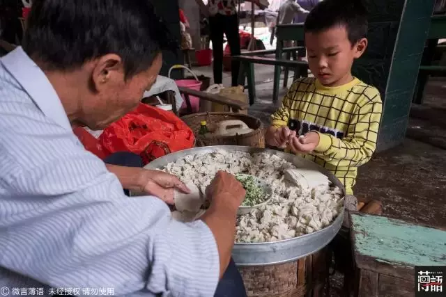 10歲Kampung男每日包萬粒雲吞賺錢養家!