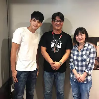 Jasper向嗯哼「討親親 」 兩人同框專屬表情包萌翻