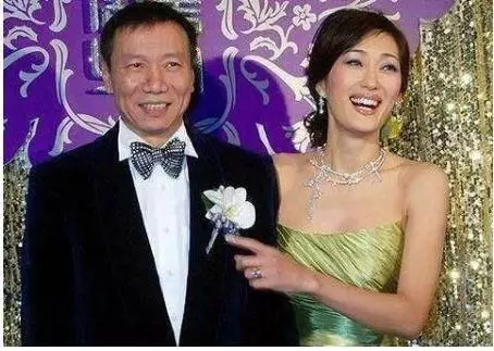 當8年保姆才出道,被男友捲走4億財產,43歲終於嫁入真豪門!
