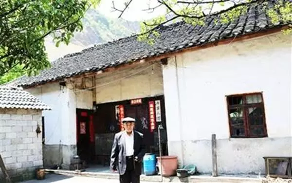 哥哥逼弟弟分了家,多給弟弟八萬元,五年後,弟弟送給哥哥一套房