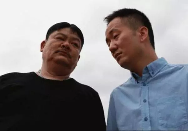 哥哥逼弟弟分了家,多給弟弟八萬元,五年後,弟弟送給哥哥一套房