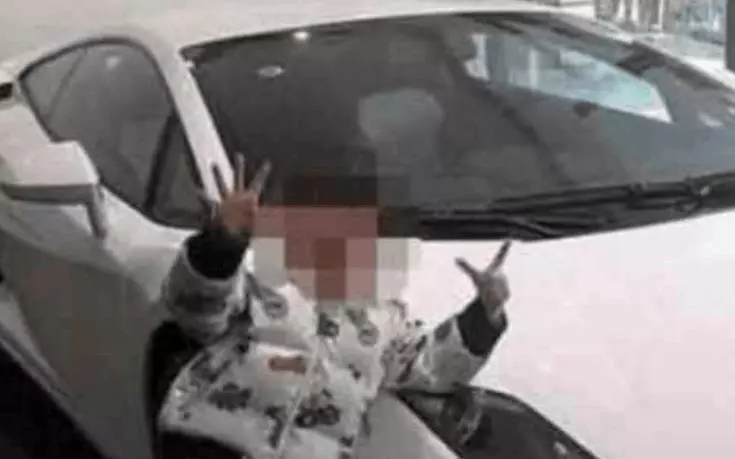 七歲女孩被4s店員工狂罵,豪車你賠不起!媽媽看不過去:你跪下我再買一輛!