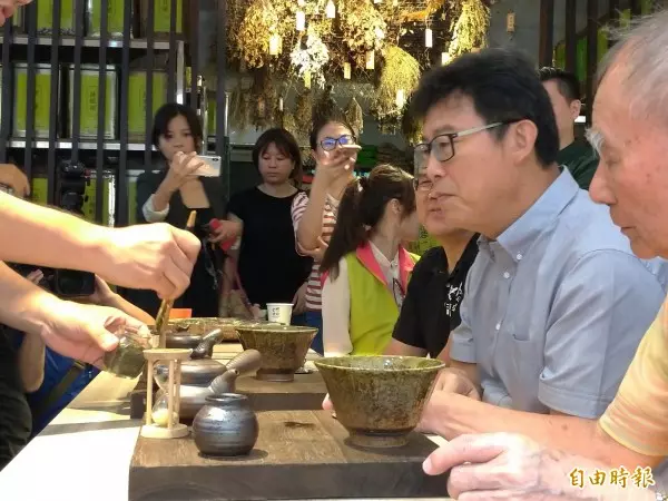 范雲邀簽署友善多元性別公約 姚文智:看到提案再說