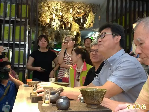 范雲邀簽署友善多元性別公約 姚文智:看到提案再說