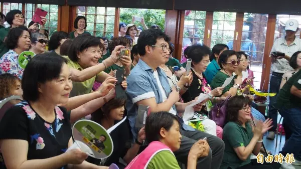 姚文智暢談政見渾然忘我 黃光芹被逼急...