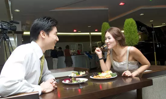 一男一女相親,妖艷女對男孩的條件非常滿意,以為釣到金龜婿,沒想到男孩最後「一句話」竟讓她瞬間暴走