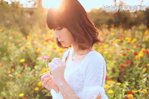 老婆來公司接我下班,看了老婆今天背的新包包,我扇了她一巴掌