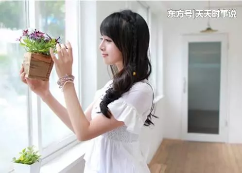 老婆來公司接我下班,看了老婆今天背的新包包,我扇了她一巴掌