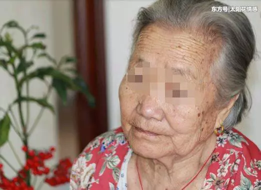 老婆生雙兒子,農村岳母送來一箱雞蛋,我生氣扔了,轉身後我愣了