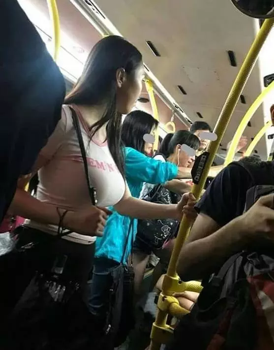 巴士上遇見穿緊身衣少女,難怪天天有人坐過站